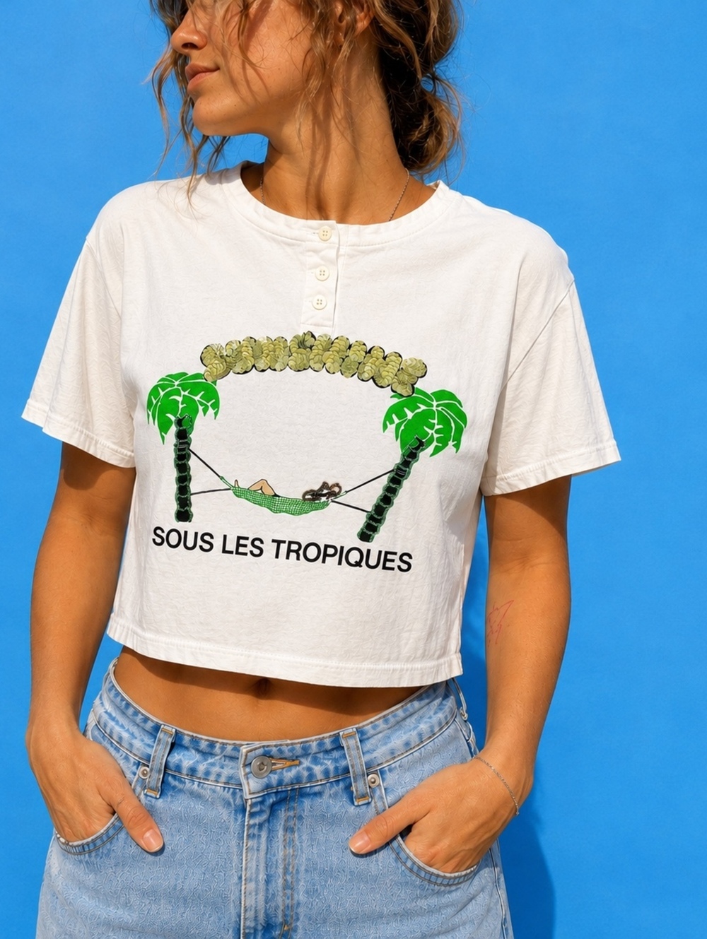 Vintage White Sous Les Tropiques Womenβs Crop Top Henley Sequin Graphic Size 2
